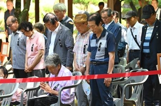 　韓国南東部・陜川での韓国人原爆犠牲者の慰霊式で黙祷する人々＝２０２４年８月６日（共同）