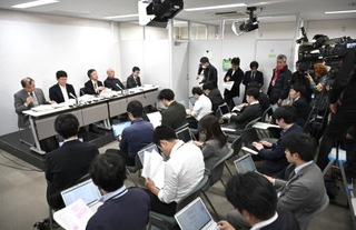 　大阪高裁の判決後、大阪市で行われた赤木雅子さんの代理人弁護団の記者会見＝３０日午後