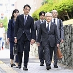 　提訴のため札幌地裁に向かう知床観光船沈没事故の被害者弁護団＝２０２４年７月
