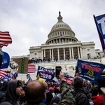 　米連邦議会議事堂を襲撃するトランプ氏の支持者ら＝２０２１年１月、ワシントン（ゲッティ＝共同）