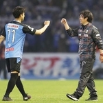 　横浜Ｍに競り勝ち、タッチを交わす鬼木監督（右）＝２０２０年１１月、等々力