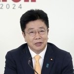 　自民党総裁選の政策討論会で発言する加藤元官房長官＝２０２４年９月、東京・永田町の党本部