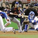 　２００９年３月、ＷＢＣの韓国戦で送りバントを決める稲葉篤紀さん＝ドジャースタジアム