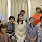 　仮設住宅で暮らす住民と記念撮影する森祐理さん（中央）＝２０２４年９月２７日、石川県珠洲市