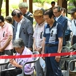 　韓国南東部・陜川での韓国人原爆犠牲者の慰霊式で黙祷する人々＝２０２４年８月６日（共同）