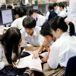 　大学入試センターが公表した「情報１」の試作問題を相談しながら解く生徒たち＝２０２４年６月、東京都三鷹市