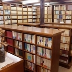 　文化施設「若州一滴文庫」の図書室＝福井県おおい町