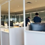 　セルフ透析施設内のナースステーション＝２０２４年１１月、東京都北区