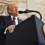 　米連邦議会議事堂で開かれた就任式で演説するトランプ大統領＝ワシントン（ゲッティ＝共同）