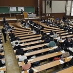 　大学入学共通テストに挑む受験生＝東京都文京区の東大