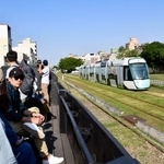 　台湾南部・高雄市で、哈瑪星号（左）と並走する次世代型路面電車＝２０２４年１１月（共同）