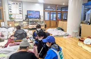 　石川県能登半島の避難所で、被災者の心のケアにあたるＤＰＡＴの隊員（右手前）ら＝２０２４年２月（國井泰人准教授提供）