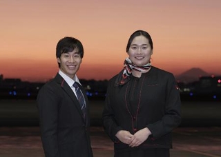　ＪＡＬの制服姿で写真に納まる加納虹輝（左）と北口榛花＝羽田空港