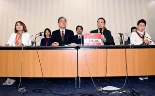 　福岡厚労相と面会後、記者会見する全国がん患者団体連合会の天野慎介理事長（右から２人目）ら＝１２日午後、厚労省