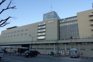 　老朽化が進む東京・渋谷のＮＨＫ放送センターは順次立て替え中だ＝２０２５年１月
