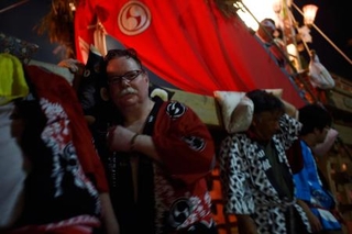 　地元の祭りでキリコを担ぐベンジャミン・フラットさん＝２０１６年８月、石川県能登町（湯浅啓氏撮影）