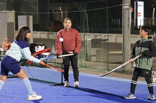 　子ども向けのホッケースクールで指導する永井葉月選手（中央）＝１月、茨城県境町