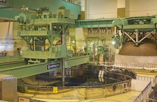 　新潟県の東京電力柏崎刈羽原発７号機の核燃料装填作業＝２０２４年４月