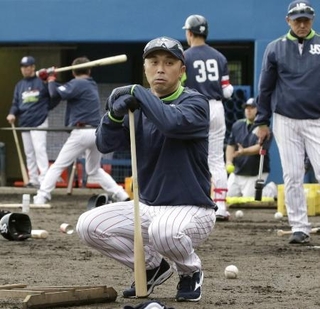　２０１８年２月、春季キャンプで練習を見守る宮本慎也さん。同年から２シーズン、ヤクルトのヘッドコーチを務めた＝浦添