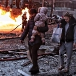 　２０２４年１２月２０日、キーウ（キエフ）でロシアのミサイル攻撃から避難する家族（ゲッティ＝共同）