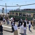 　訪日外国人客らで混雑する江ノ島電鉄「鎌倉高校前駅」近くの踏切＝２０２３年７月、神奈川県鎌倉市