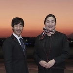 　ＪＡＬの制服姿で写真に納まる加納虹輝（左）と北口榛花＝羽田空港