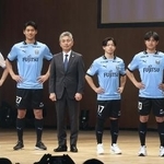 　Ｊ１川崎の新体制発表で写真に納まる長谷部新監督（中央）ら＝１月１８日、川崎市