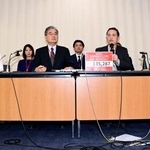 　福岡厚労相と面会後、記者会見する全国がん患者団体連合会の天野慎介理事長（右から２人目）ら＝１２日午後、厚労省