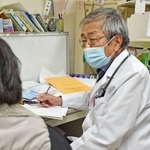 　診療所で診察する安梅正則医師＝２０２４年１２月、鳥取県倉吉市