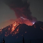 　噴火した桜島。火山雷も見られた＝２０２４年８月、鹿児島県垂水市牛根麓から（無人定点カメラで撮影）