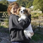 　静岡県熱海市の自宅跡付近でパピヨンの「ジェイ」を抱きしめる早川令子さん＝２０２４年１２月１日