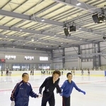 　「ひょうご西宮アイスアリーナ」のオープン式典で、地元の小学生と一緒に滑るフィギュアスケートの高橋大輔（中央）＝２０１３年８月、兵庫県西宮市