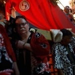 　地元の祭りでキリコを担ぐベンジャミン・フラットさん＝２０１６年８月、石川県能登町（湯浅啓氏撮影）