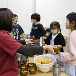 　学童保育で過ごす子どもたち（記事中に出てくる「過密化」などの問題点が指摘されている学童とは別の施設です）＝２０２４年１１月、東京都内