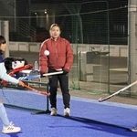 　子ども向けのホッケースクールで指導する永井葉月選手（中央）＝１月、茨城県境町