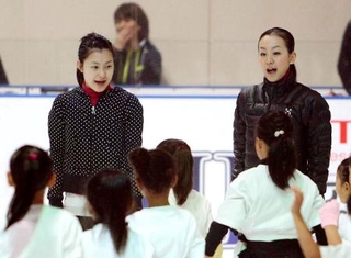 　慈善アイスショーで子どもたちを教える浅田真央（右）と村上佳菜子（左）＝２０１１年７月２７日、青森県八戸市の新井田インドアリンク（現テクノルアイスパーク八戸）