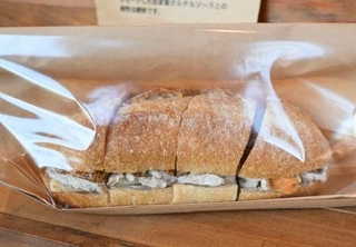 　ふなずしとチーズを挟んだサンドイッチ