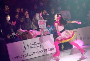 　アイスショーで、本田真凜さんの演技に盛り上がる観客＝１月、オーヴィジョンアイスアリーナ福岡