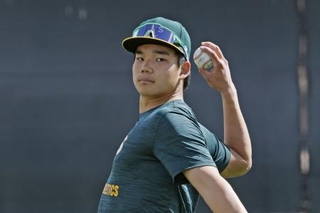 　キャッチボールするアスレチックスとマイナー契約の森井翔太郎＝３日、メサ（共同）