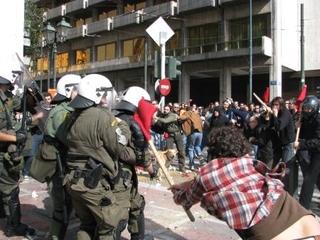 　２０１０年２月、ギリシャ政府の緊縮策に反発し、首都アテネの国会議事堂前広場で警官隊と衝突するデモ参加者ら（共同）