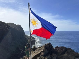 　フィリピン・マブリス島の高地に国旗を掲げる兵士＝２０２４年１２月（共同）