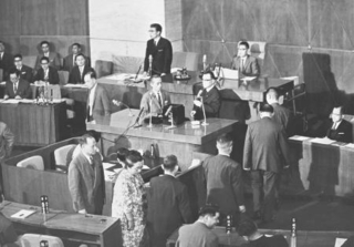　解散決議案採決で投票する議員＝１９６５年６月１４日