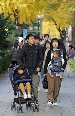 　ソウルの繁華街では、若者たちに交ざって、親子連れの姿も目についた（共同）
