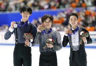 　全日本選手権で２位に入り、メダルを手にするの島田高志郎（左）、中央は優勝の宇野昌磨、右は３位の友野一希＝２０２２年１２月、東和薬品ラクタブドーム