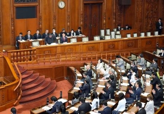 　改正公選法が可決、成立した参院本会議＝２６日午前