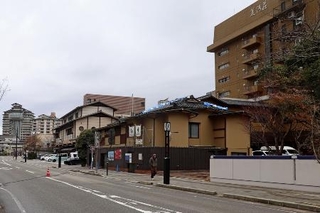 　人通りがまばらな和倉温泉の温泉街。屋根にブルーシートが残ったままの建物も見られる