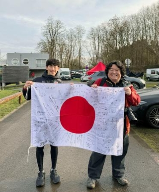 　「関西シクロクロス」の運営を統括する上田尚徳さん（右）＝１月、フランス・リエバン（関西シクロクロス提供）