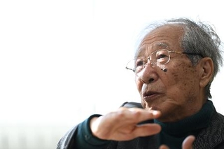 　インタビューに答える甘利俊一さん＝２０２４年１１月２５日、埼玉県和光市の理化学研究所