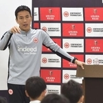 　サッカーキャンプの座学で子どもたちに語りかける長谷部誠さん＝１月１２日、さいたま市