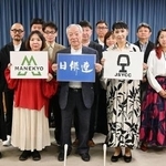 　アニメなどでの生成ＡＩの音声使用を巡り、記者会見した日本俳優連合の池水通洋副理事長（前列左から３人目）ら＝２０２４年１１月、東京都内